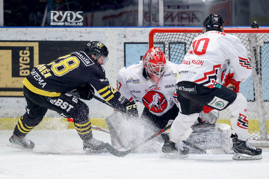 s Jesper Fröden oroar framför Vita Hästens målvakt
