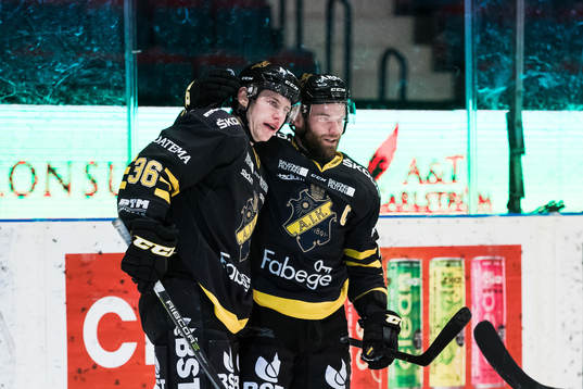 s Anton Holm jublar med Christian Sandberg