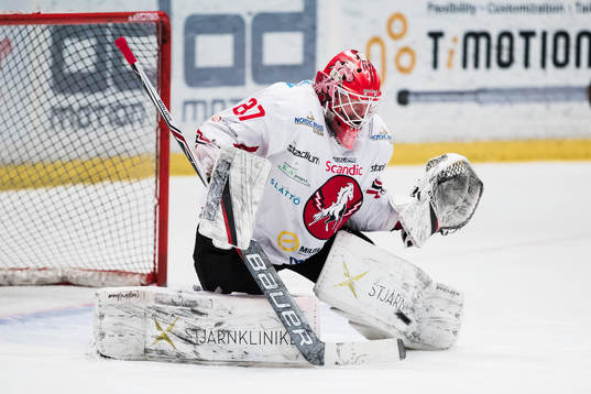 Vita Hästens målvakt Pontus Sjögren med en räddning