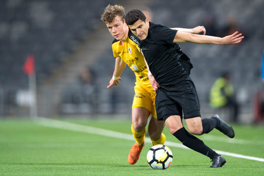 s Tarik Elyounoussi i en duell med Halmstads Höskuldur
