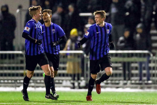 Sirius Oscar Kindlund jublar med lagkamrater efter 2-2