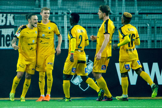 Halmstads Pontus Silfwer jublar med lagkamrater efter 1-1