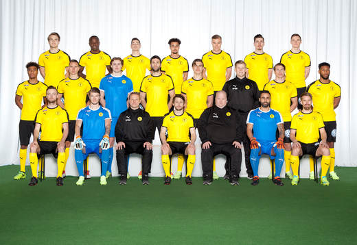  Amadeus Sögaard, Nsima Peter, David Zlotnik, Victor Fors, Martin Falkeborn, Kostas Stavrothanasoupolos, Mattias Bouvin. Mittenledet från vänster: Joseph Ceesay, Marcus Hansson, Linus Dahlgren, Luca Gerbino Polo, Alfred Sigemo, naprapat Joachim Rydgren, Philip Wiström, Alie Sesay. Sittande från vänster: Jakob Glasberg, Hampus Elgán, tränare Roberth Björknesjö, Adam Gradén, assisterande tränare Mattias Eriksson, Marko Atanackovic, Joakim Runnemo.