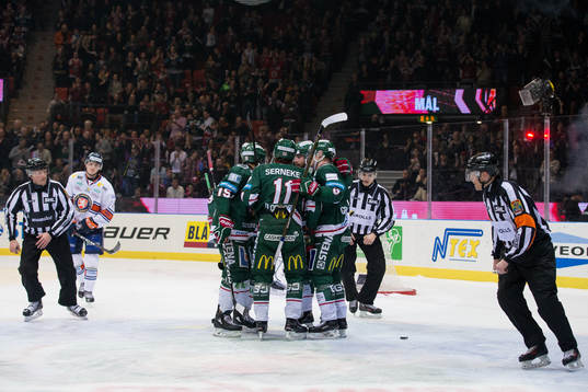 Frölundas Carl Grundström omfamnas