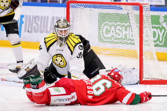 Moras Jason Akeson och Brynäs målvakt Linus Fernström