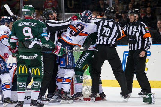 Stökigt mellan Växjös Oliver Bohm och Frölundas Carl