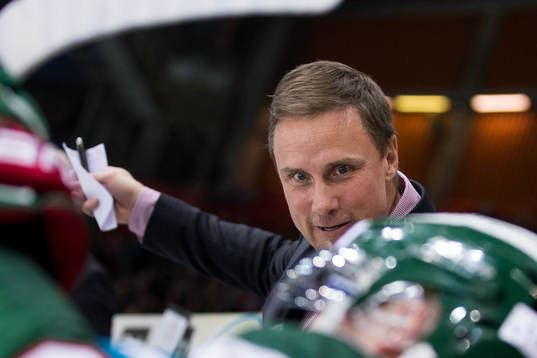 Frölundas tränare Roger Rönnberg instruerar Carl