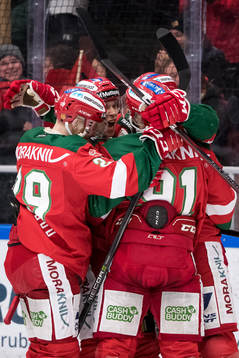 Moras Robin Johansson jublar