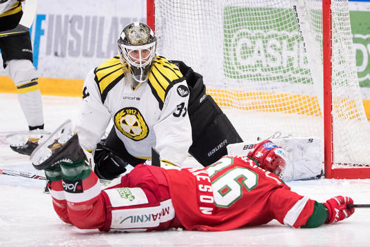 Moras Jason Akeson   Brynäs målvakt Linus Fernström  i