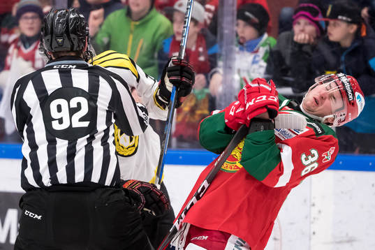 Moras Jason Akeson  och Brynäs Simon Bertilsson och