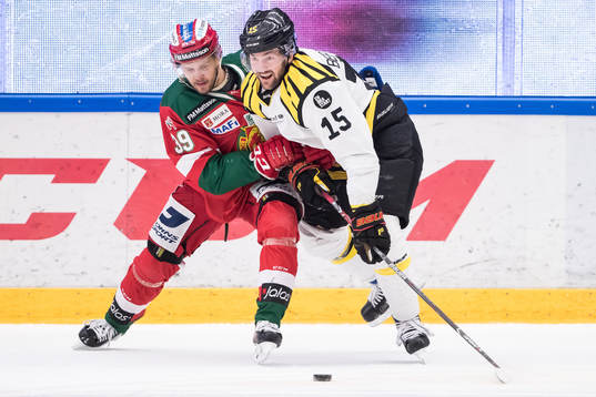 Moras Jacob Nilsson och Brynäs Simon Bertilsson i kamp om