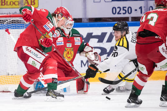 Moras Robin Johansson och Brynäs Jesper Boqvist ´framför