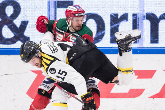 Moras Jacob Nilsson och Brynäs Simon Bertilsson i kamp om