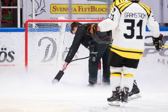 Vaktmästaren fixar isen i ishockeymatchen i SHL mellan