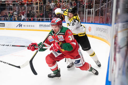 Moras Jason Akeson  och Brynäs Ludvig Nilsson  i