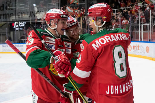 Moras Robin Johansson jublar