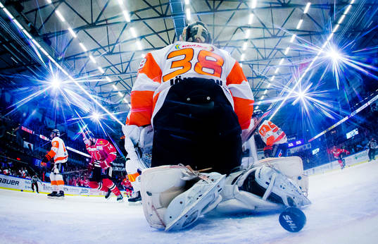 Örebros Tom Wandell gör 1-0 på Karlskronas målvakt