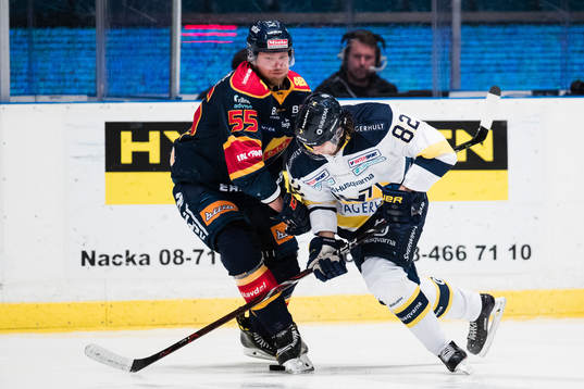 s Kevin Stenlund i kamp om pucken