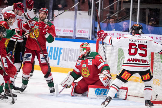 Örebros Jere Sallinen och Sakari Manninen jublar framför