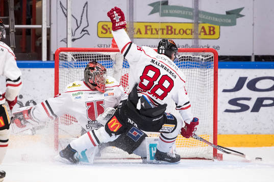 Örebros målvakt Eero Kilpeläinen och Viktor Ekbom  i