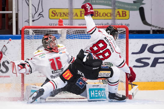 Örebros målvakt Eero Kilpeläinen och Viktor Ekbom  i