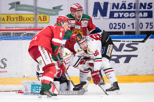 Moras Robin Johansson och Örebros Viktor Ekbom framför