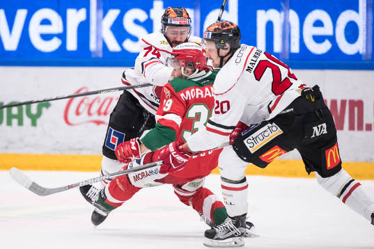 Örebros Nick Ebert tacklar Moras Jacob Nilsson  framför