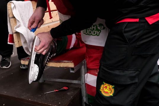 Fixar skridskor i ishockeymatchen i SHL mellan Mora och