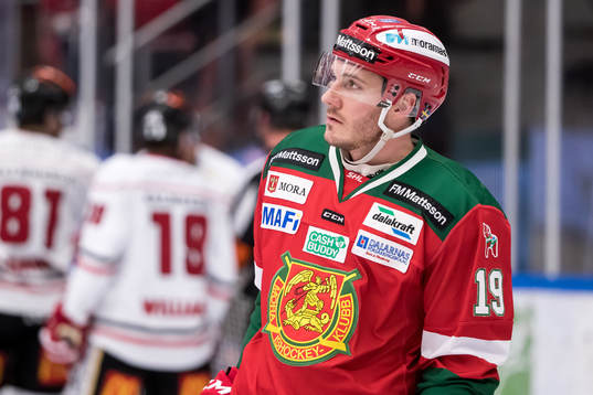 Moras John Persson  i ishockeymatchen i SHL mellan Mora och