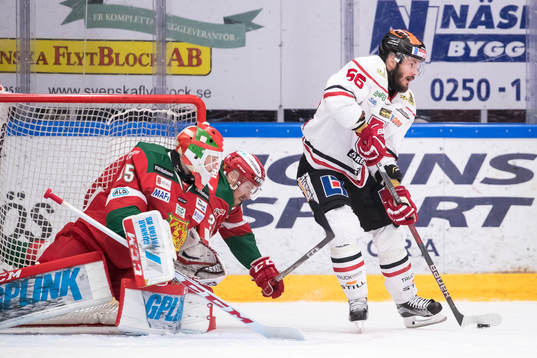 Örebros Johan Wiklander med pucken vid Moras målvakt