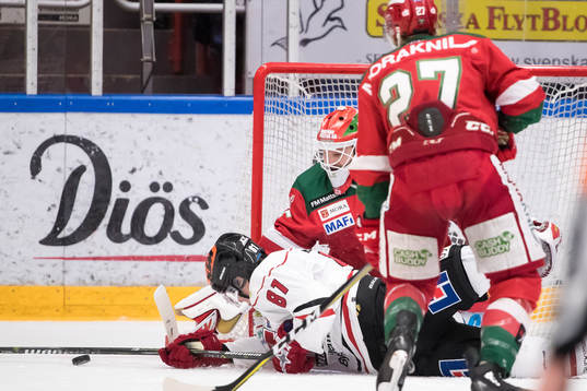 Örebros Ari Gröndahl faller framför Moras målvakt