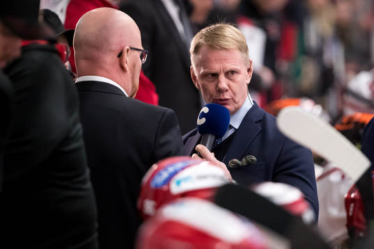 Niklas Wikegård intervjuar Moras tränare Johan Rosén  i