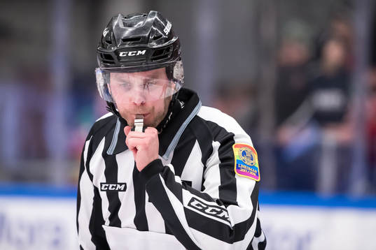 linjeman Daniel Persson  i ishockeymatchen i SHL mellan