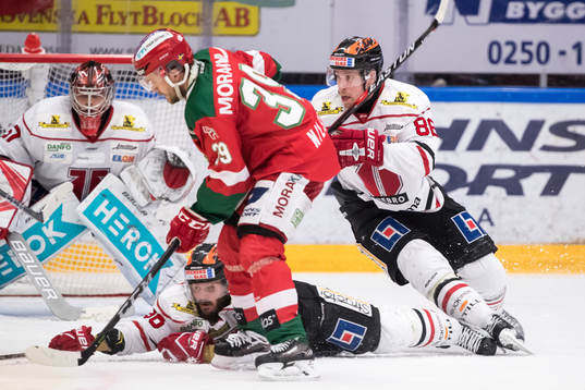 Örebros Johan Wiklander faller och Moras Jacob Nilsson och