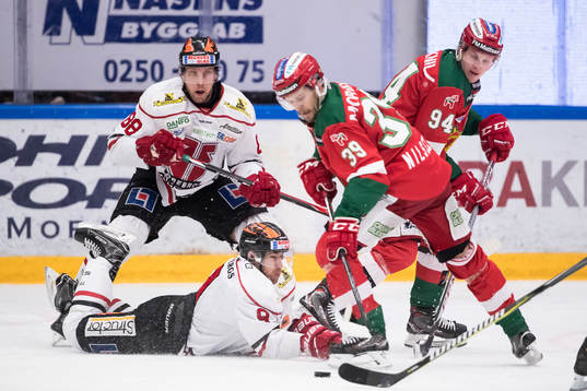 Örebros Tyson Spink faller framför Moras Jacob Nilsson