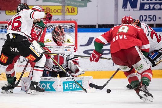 Örebros målvakt Eero Kilpeläinen  i ishockeymatchen i