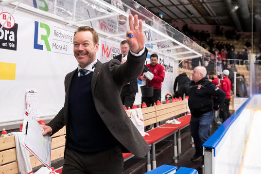 Örebros tränare Niklas Eriksson jublar