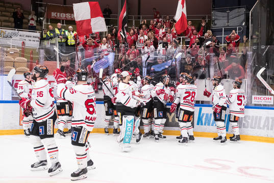 Örebros spelarna jublar