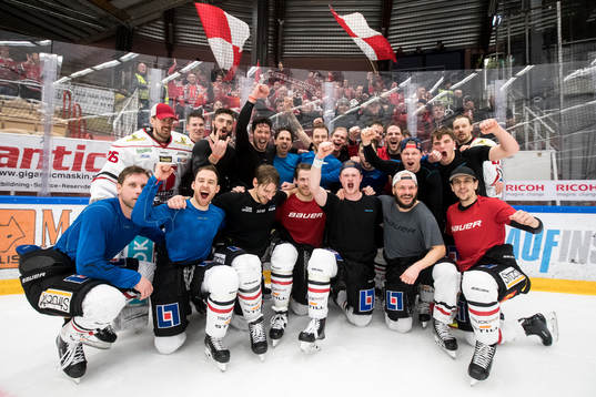 Örebros spelarna jublar