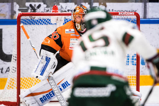 Frölundas Matt Donovan  och Karlskronas målvakt Johan