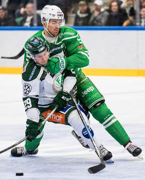 Färjestads Oskar Steen faller