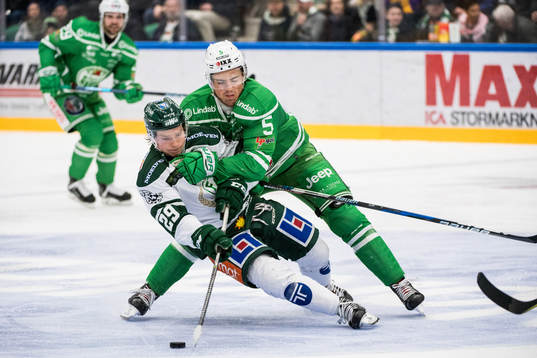 Färjestads Oskar Steen faller