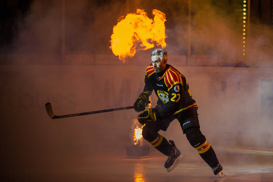 Brynäs Drew Miller före ishockeymatchen i SHL mellan