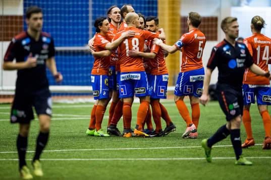 Östers Simon Helg jublar efter 1-0