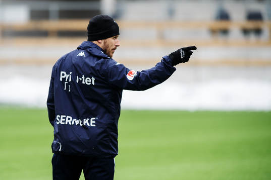 Tobias Hysén pekar