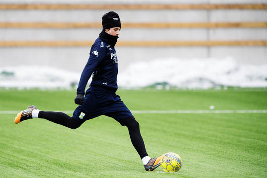 Mikkel Diskerud skjuter