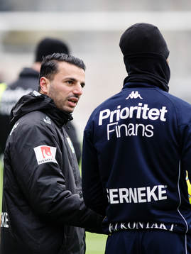 Tränare Poya Asbaghi diskuterar med en spelare