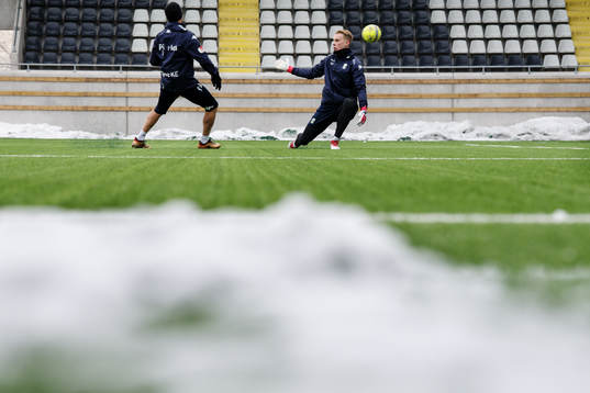 Tobias Hysén skjuter mot målvakt Pontus Dahlberg