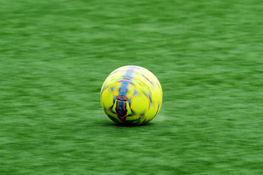 Panorering på en gul fotboll