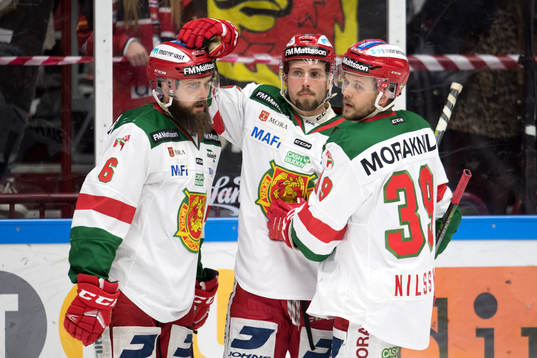 Moras Mathias Bromé (mitten) jublar med Steven Seigo och